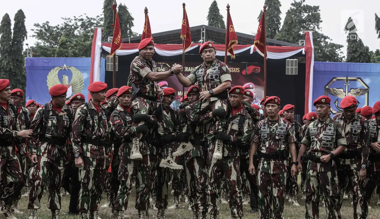 Mayjen Madsuni dan Danjen Kopassus Mayjen Eko Margiyono diangkat sejumlah prajurit Kopassus usai upacara penyerahan satuan Komando Pasukan Khusus di Lapangan Mako Kopassus, Jumat (23/3). Kopasssus resmi dipegang Eko Margiyono. (Liputan6.com/Faizal Fanani)