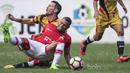 Striker Persija, Luiz Junior, dijatuhkan bek Mitra Kukar, Jorge Gotor, pada laga Liga 1 di Stadion Patriot, Bekasi, Minggu (14/5/2017). Kedua tim bermain imbang 1-1. (Bola.com/Vitalis Yogi Trisna)