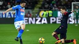 Bek Cagliari, Filippo Romagna berebut bola dengan pemain Napoli, Mario Rui pada laga pekan ke-26 Serie A di Sardegna Arena, Selasa (27/2). Napoli memantapkan posisi di puncak klasemen sementara Liga Italia 2017/2018. (ALBERTO PIZZOLI / AFP)