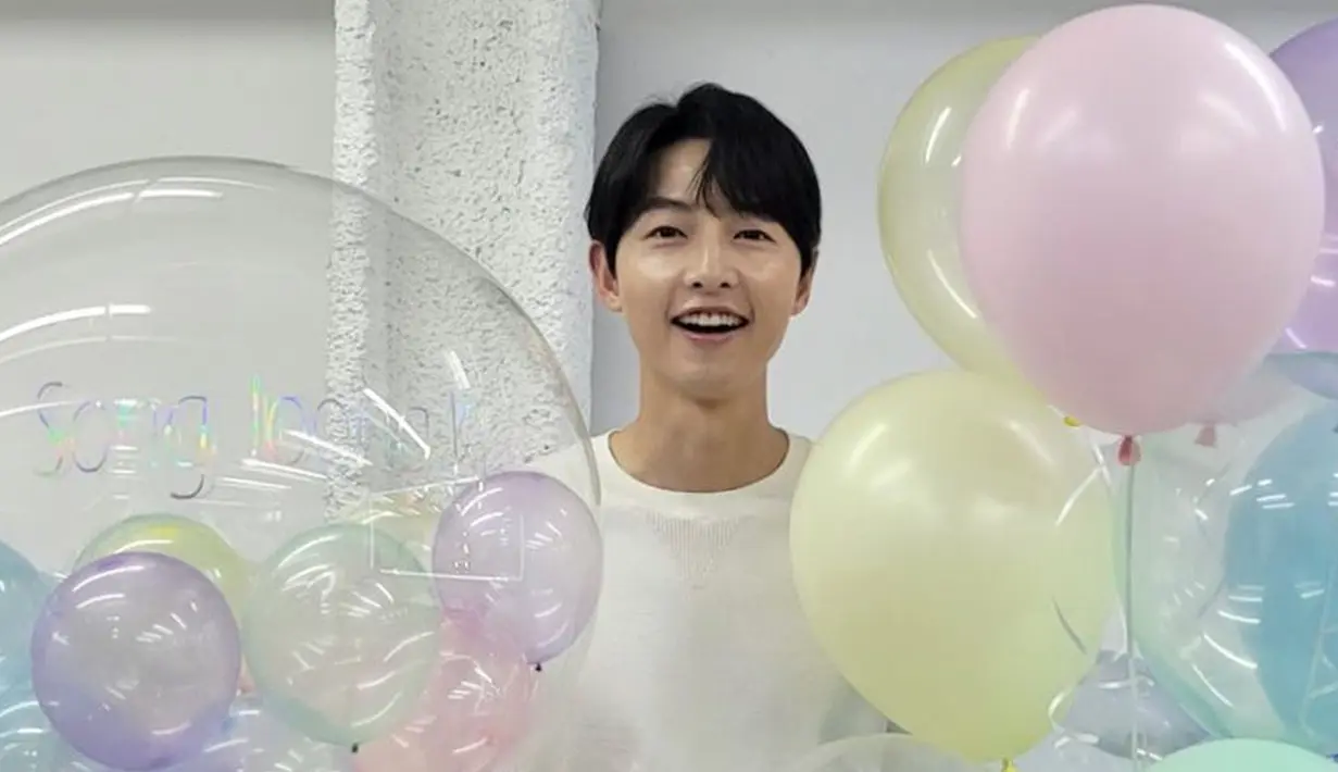 <p>Meski sempat mengejutkan banyak penggemar terkait pernikahannya, namun para netizen ikut bahagia. Tak sedikit pula yang memberikan ucapan selamat kepada Song Joong Ki melalui media sosial. (Liputan6.com/IG/@hi_songjoongki)</p>