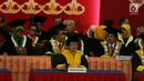 Presiden Kelima RI, Megawati Soekarnoputri ketika menghadiri pemberian gelar Doctor Honoris Causa dari Universitas Negeri Padang (UNP), Rabu (27/9). Sejumlah kerabat dan menteri kabinet turut hadir dalam acara tersebut. (Liputan6.com/Helmi Fithriansyah)