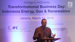 IFC Country Manager for Indonesia, Malaysia and Timor-Leste Azam Khan menjadi pembicara dalam Transformational Business Day: Indonesia Energy, Gas & Renewables di Jakarta, Rabu (14/3). (Liputan6.com/Arya Manggala)
