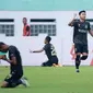 Pemain Bhayangkara FC, Dendy Sulistyawan melakukan selebrasi usai mencetak gol ke gawang Borneo FC pada laga pekan ke-10 BRI Liga 1 2022/2023 antara Bhayangkara FC melawan Borneo FC di Stadion Wibawa Mukti, Cikarang, Selasa (13/09/2022). (Bola.com/M Iqbal Ichsan)