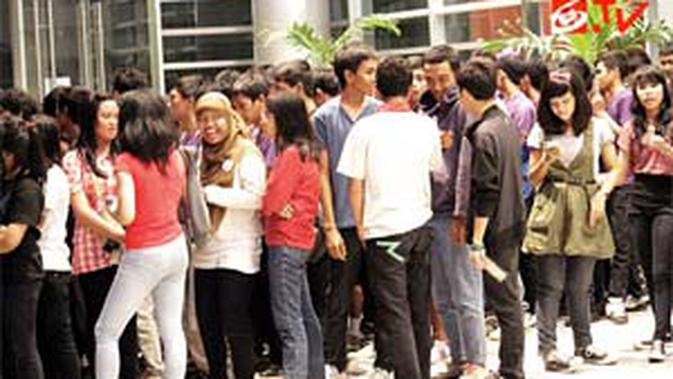 Rela Antre Berjam Jam Demi Sma 2011 Showbiz Liputan6 Com