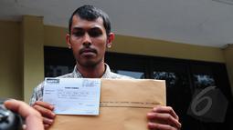 Arif Nurfikri memperlihatkan berkas laporan rekomendasi Ombudsman RI untuk Kadiv Propam Mabes Polri, Jakarta (25/2/2015). (Liputan6.com/Yoppy Renato)