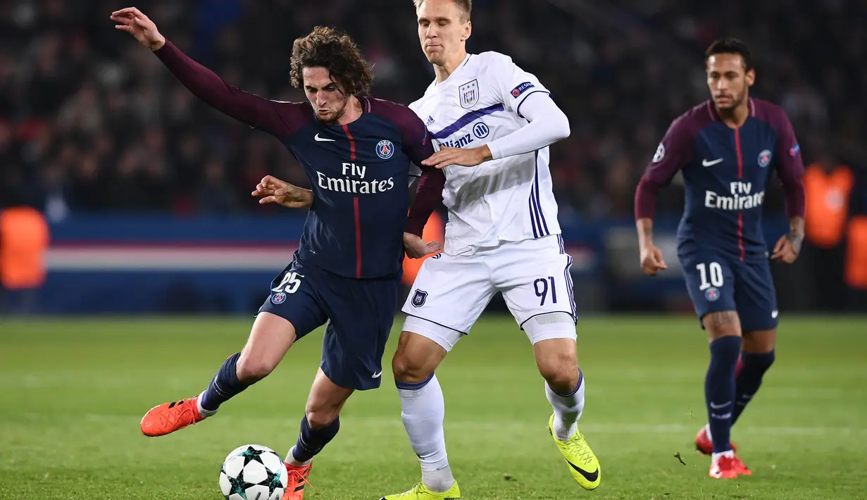 Gelandang PSG, Adrien Rabiot, berusaha melewati striker Anderlecht, Lukasz Teodorczyk, pada laga Liga Champions di Stadion Parc des Princes, Paris, Selasa (31/10/2017). PSG menang 5-0 atas Anderlecht. (AFP/Franck Fife)