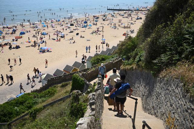 Diterjang Gelombang Panas Ekstrem, Warga Inggris Padati Pantai Bournemouth