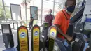 Beberapa tanda terlihat di pintu masuk stasiun SkyTrain untuk mengingatkan masyarakat tentang kebijakan baru penggunaan masker di Vancouver, British Columbia, Kanada (24/8/2020). (Xinhua/Liang Sen)
