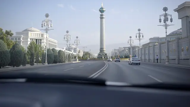 Pemandangan yang diambil dari dalam taksi menunjukkan ibu kota Turkmenistan, Ashgabat, pada 30 Juni 2023. Negara Asia Tengah bekas Uni Soviet ini merupakan salah satu negara paling terpencil di dunia. Natalia KOLESNIKOVA / AFP