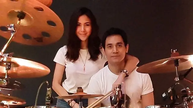 6 Potret Kebersamaan Tyo Nugros Eks Drummer Dewa 19 dan Kekasih, Tampil Mesra