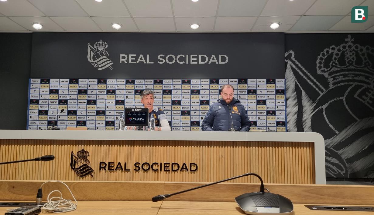 Konferensi pers pelatih Real Sociedad, Imanol Alguacil (kiri) di Zubieta. (Bola.com/Yus Mei Sawitri)