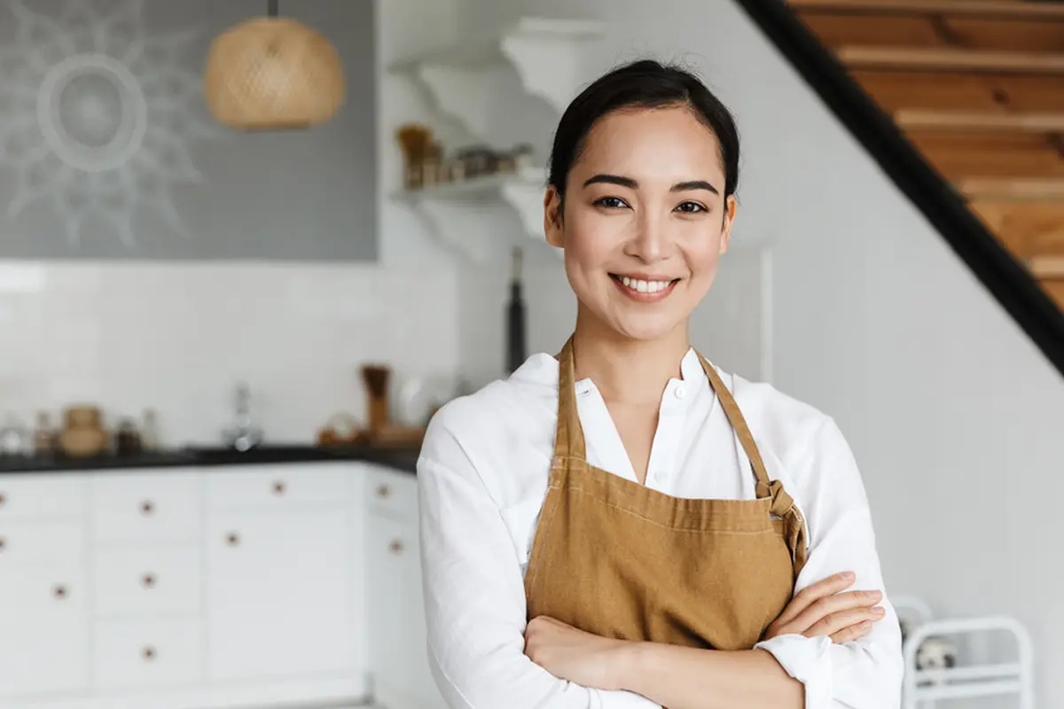 ibu rumah tangga memakai celemek memasak
