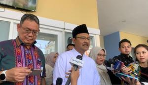 Menteri Sosial atau Mensos Syaifullah Yusuf&nbsp;usai menjenguk korban ledakan SMAN 72 Jakarta yang dirawat di Rumah Sakit Islam Jakarta (RSIJ) Cempaka Putih. (Antara)