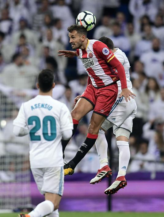 Penyerang Girona asal Uruguay, Cristhian Stuani (tengah) masuk dalam daftar top scorer La Liga Santander dengan menempati posisi kelima. Stuanitotal mencetak 21 gol selama musim 2017-2018. (AFP/Javier Soriano)