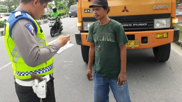 Pengemudi truk masuk jalanan kota ditilang Polisi Lantas Pekanbaru dalam Operasi Zebra.