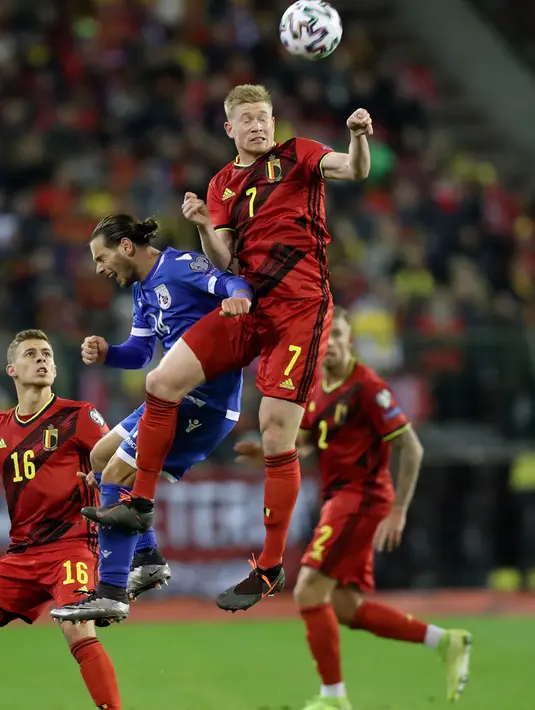 Gelandang timnas Belgia, Kevin De Bruyne, melompat saat berebut bola dengan pemain Siprus, Christos Wheeler pada laga Grup I Kualifikasi Piala Eropa 2020 di Cardiff City Stadium, Selasa (19/11/2019). Timnas Belgia memetik kemenangan telak dengan skor 6-1 kala menjamu Siprus. (AP/Francisco Seco)