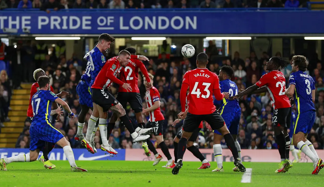 Pemain Chelsea Kai Havertz (ketiga kiri) mencetak gol ke gawang Southampton pada pertandingan Piala Liga Inggris di Stadion Stamford Bridge, London, Inggris, 26 Oktober 2021. Chelsea menang adu penalti dengan skor 4-3 (1-1). (AP Photo/Ian Walton)