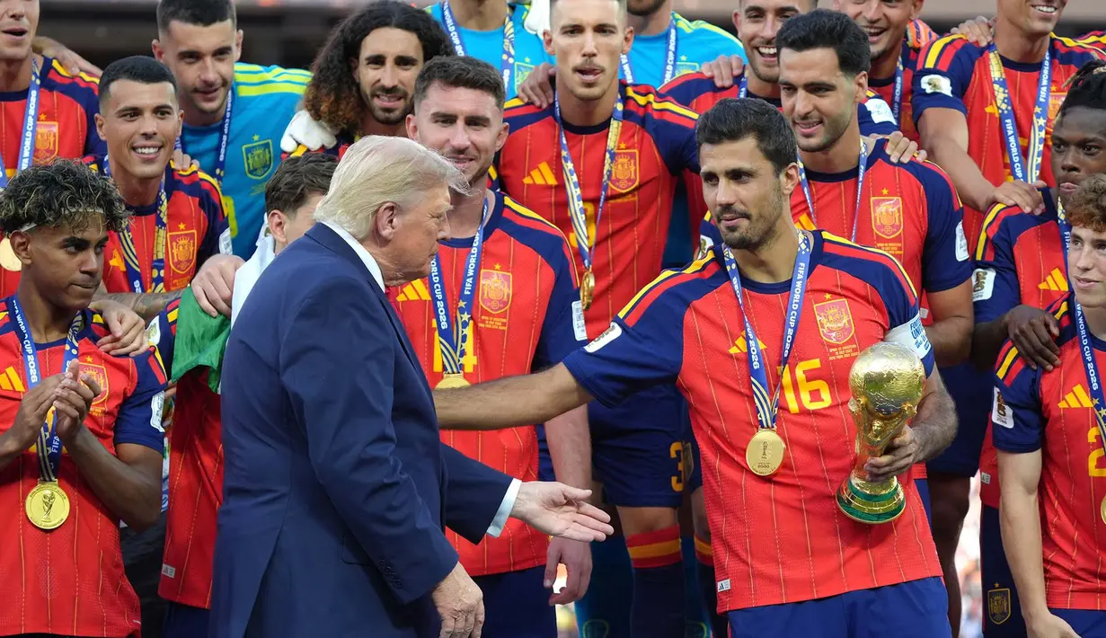 Presiden Donald Trump memberi selamat kepada para pemain Spanyol diakhir pertandingan final Piala Dunia sepak bola antara Spanyol dan Argentina di East Rutherford, N.J., Minggu, 19 Juli 2026. (AP Photo/Jacquelyn Martin)