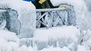 Pengunjung berdiri dekat Horseshoe Falls di Air Terjun Niagara yang membeku di Ontario, Jumat (29/12). Benua Amerika mengalami akhir pekan yang paling dingin tahun ini disebabkan suhu udara mencapai minus 28 derajat. (Aaron Lynett/Canadian Press via AP)