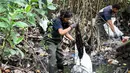 Sementara, plastik yang lama terjebak di area bakau akan terurai menjadi mikroplastik. Tampak dalam foto, warga membersihkan sampah plastik di area hutan bakau sebagai bagian dari kampanye kebersihan di Desa Serangan, Denpasar, Bali, pada Rabu 15 April 2026. (SONNY TUMBELAKA/AFP)