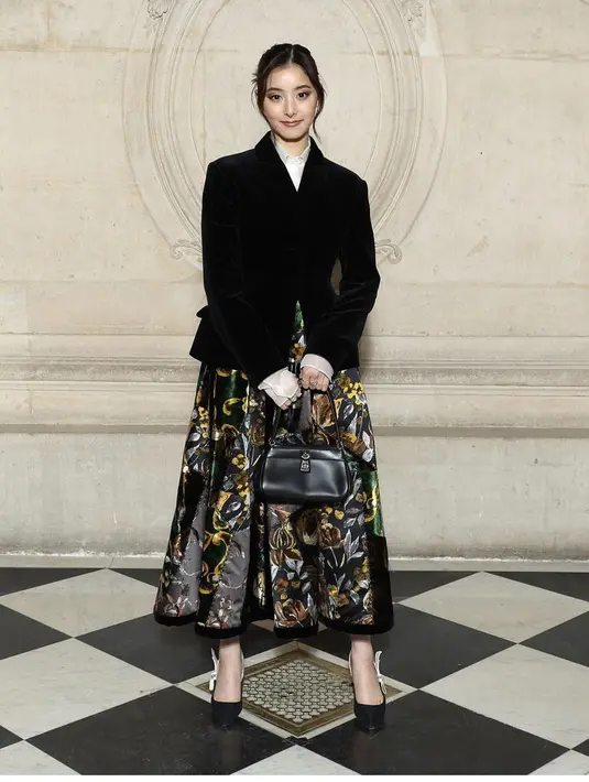 Yuko Araki tempil dengan blazer hitam dipadukan inner kemeja putih, serta skirt bermotif. Ia pun membawa hand bag hitam yang serasi dengan heelsnya. @dior