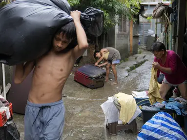 Warga mulai membersihkan rumah mereka saat banjir yang disebabkan oleh Badai Tropis Yagi, yang secara lokal disebut Enteng, mereda di kota Antipolo, provinsi Rizal, Filipina, Selasa (3/9/2024). (AP Photo/Aaron Favila)