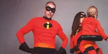 Justin dan Hailey Bieber membagikan foto-foto Halloween keluarga mereka bersama putra mereka, Jack Blues Bieber. Mereka berdandan layaknya keluarga dari film animasi The Incredibles, dengan Hailey sebagai Elastigirl, Justin sebagai Mr. Incredible, dan Jack sebagai Jack-Jack. Mereka semua mengenakan baju merah dan hitam yang serasi dengan logo superhero dan topeng hitam. [@lilbieber]