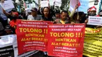 Warga dari Desa Iwul yang menamakan diri sebagai Aliansi Bela Masyarakat Sipil melakukan aksi unjuk rasa damai di gerbang utama Perumahan Telaga Kahuripan, Kabupaten Bogor, Kamis (19/12/2024). (merdeka.com/Arie Basuki)