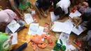 Sejumlah anak serius menyelesaikan lukisan dalam festival laut 2015 di taman Kridaloka,  Senayan, Jakarta, Sabtu (19/9/2015). Festival bertujuan untuk mengenalkan dunia laut Indonesia kepada masyarakat serta untuk menjaganya. (Liputan6.com/Angga Yuniar)