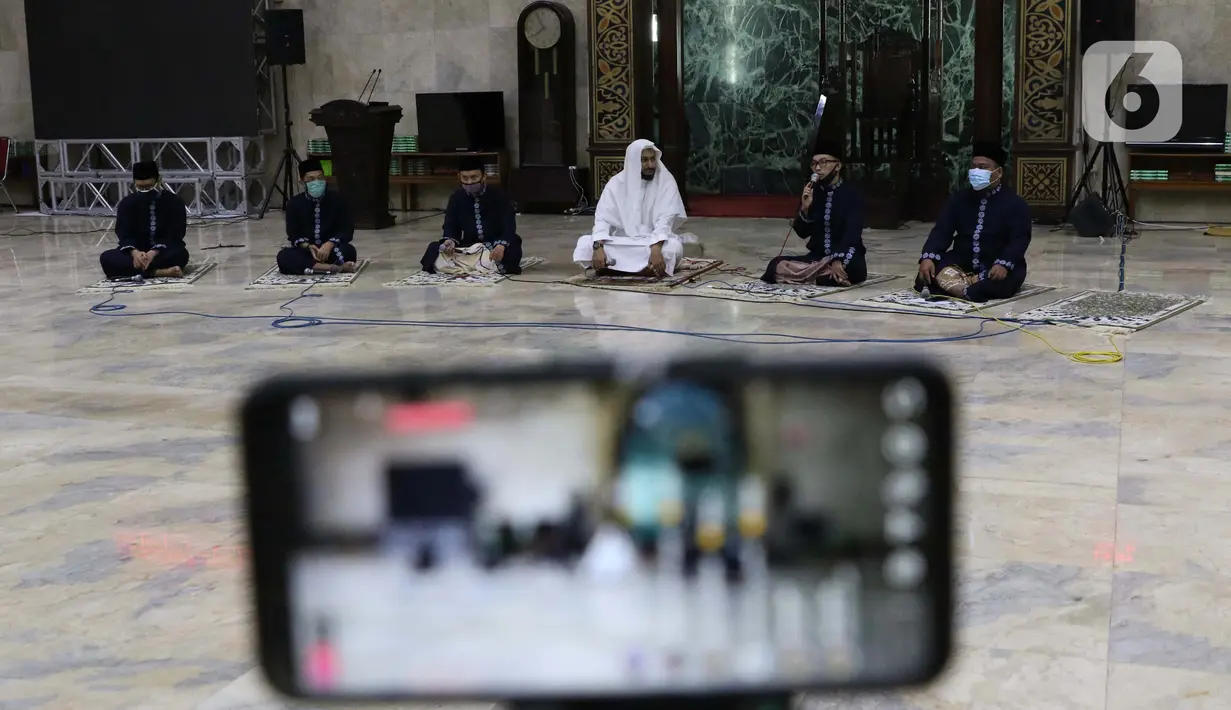 Para Imam Masjid Agung Sunda Kelapa menggemakan takbir malam Idul Fitri 1441 H yang disiarkan langsung melalui beragam media sosial, Jakarta, Sabtu (23/5/2020). Gema takbir yang disiarkan secara virtual untuk menghindari penyebaran virus COVID-19. (Liputan6.com/Helmi Fithriansyah)
