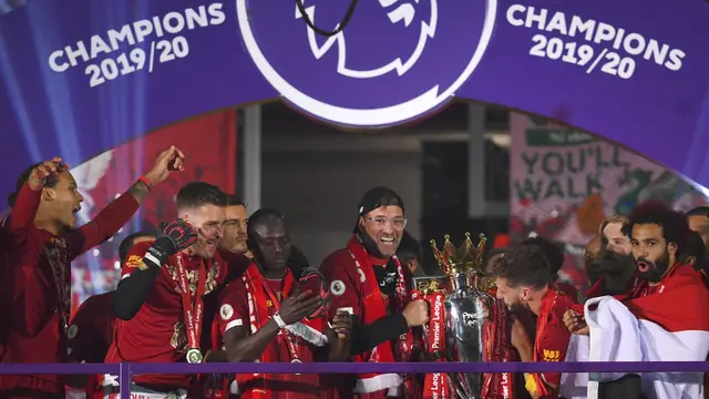 FOTO: Liverpool Angkat Trofi Liga Inggris