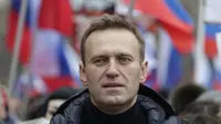 Dalam file foto pada Minggu, 24 Februari 2019 ini, pemimpin oposisi Rusia Alexei Navalny ikut serta dalam pawai untuk mengenang pemimpin oposisi Boris Nemtsov di Moskow, Rusia.(Photo credit: AP Photo/Pavel Golovkin, File)