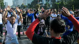 Ketua MPR RI, Zulkifli Hasan (kiri) saat mengikuti gerakan senam bersama bersama Melek Indonesia dan 18 komunitas di Car Fre Day (CFD), Jakarta, Minggu (3/4/2016).(Liputan6.com/Yoppy Renato)