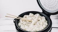 Pemerintah akan membagikan secara gratis Alat Memasak Berbasis Listrik (AML) yang berbentuk penanak nasi (rice cooker). Foto: Freepik