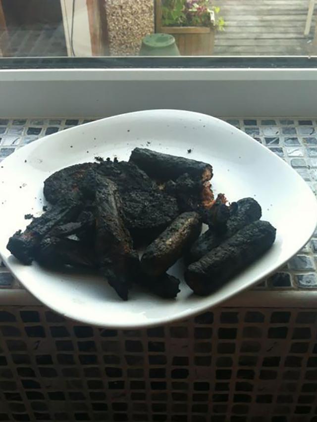 8 Potret Kocak Orang Masak tapi Gagal Terlihat Keren