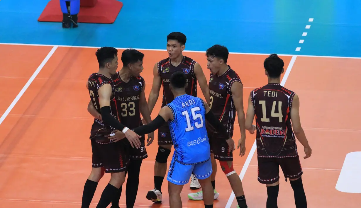 <p>Selebrasi para pemain Palembang Bank Sumsel Babel setelah mencetak angka saat menghadapi Jakarta LavAni Allo Bank Electric pada laga pekan pertama putaran I PLN Mobile Proliga 2024 di GOR Amongrogo, Yogyakarta, Minggu (28/4/2024). Palembang Bank Sumsel Babel kalah 0-3 (24-26, 23-25, 19-25). (Dok. PBVSI)</p>
