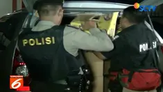 Pemilik dan sejumlah karyawan kios berlantai dua ini seketika terkejut saat melihat kedatangan petugas di lokasi.