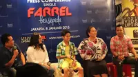 Farrel naik sepeda dengan Ira Maya Sopha