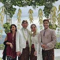 Vidi Aldiano hadir dengan beskap coklat dipadukan kain lilit batik sebagai bawahan. Sedangkan, istrinya Sheila Dara mengenakan kebaya sleeveless maroon dipadukan kain batik hitamnya. [@vidialdiano]