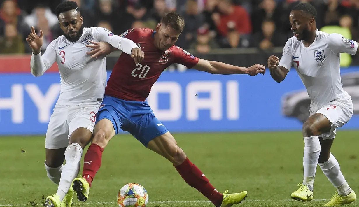 Gelandang Ceko, Lukas Masopust, berebut bola dengan bek Inggris, Danny Rose, pada laga Kualifikasi Piala Eropa 2020 di Stadion Sinobo Arena, Prague, Sabtu (11/10). Ceko menang 2-1 atas Inggris. (AFP/Michal Cizek)