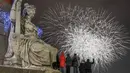 Warga menonton pesta kembang api saat perayaan Tahun Baru 2019 di pusat kota St. Petersburg, Rusia, Selasa (1/1). (AP Photo/Dmitri Lovetsky)