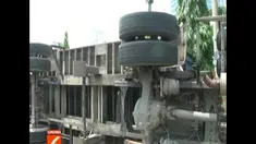 Kini, butuh alat berat untuk mengevakuasi truk trailer itu.