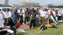 Umat muslim bersiap melaksanakan salat Jumat saat aksi di Lapangan Monumen Nasional, Jakarta, Jumat (11/5). Aksi ini untuk menyoroti konflik Palestina dan Israel pada perebutan bangunan suci atau Baitul Maqdis. (Liputan6.com/Helmi Fithriansyah)