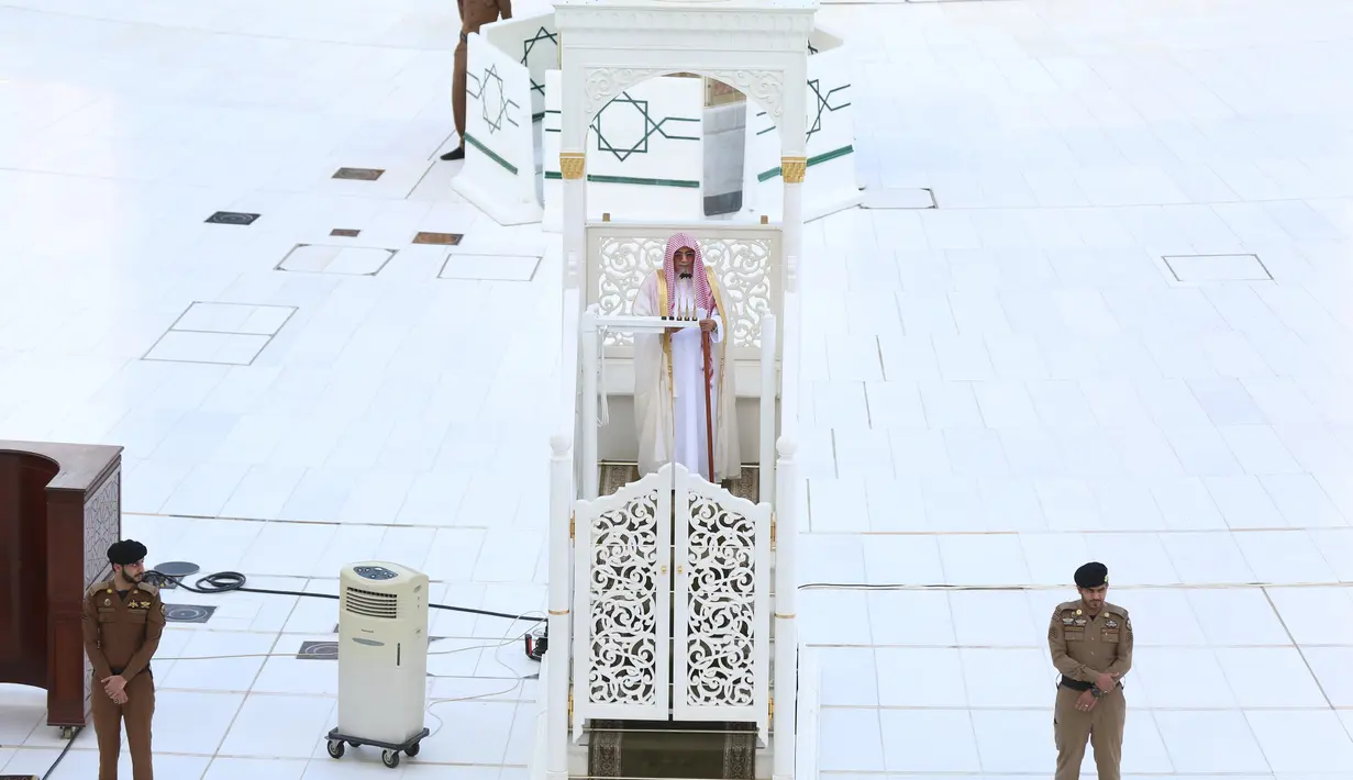 Imam menyampaikan khotbah saat pelaksanaan salat Idul Fitri di Masjidil Haram, Mekah, Arab Saudi, Minggu (24/5/2020). Salat Idul Fitri tetap digelar di Masjidil Haram dan Masjid Nabawi namun dengan jemaah terbatas. (AFP)