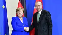 Kanselir Jerman Angela Merkel berjabat tangan dengan Presiden Turki Reccep Tayyip Erdogan (AFP)