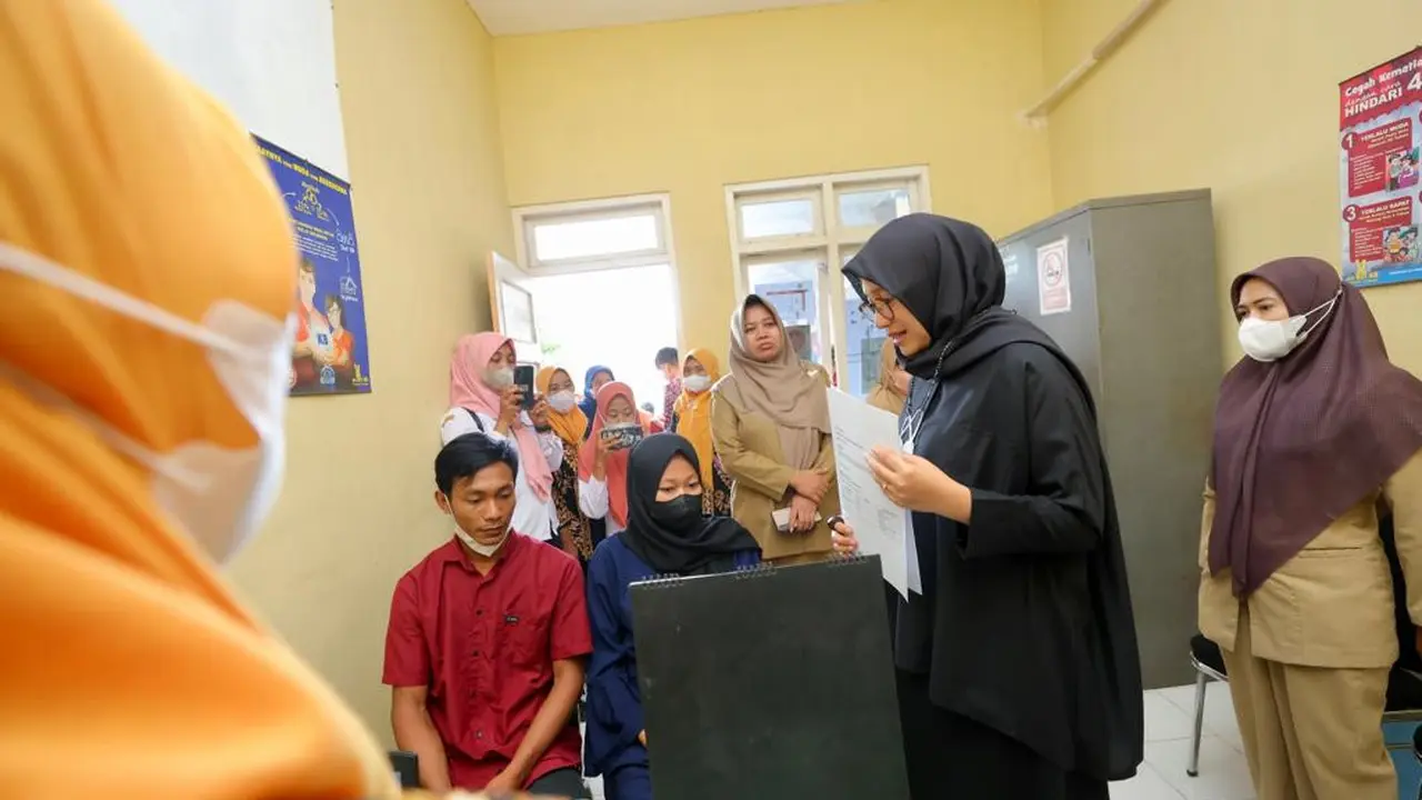 Bupati Banyuwangi Ipuk Fiestiandani (baju hitam) berikan pemahaman terhadap calon pengantin terkait  pentingnya mencegah stunting pada anak (Istimewa)