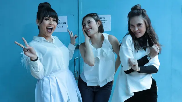 [Bintang] Luna Maya - Ayu Dewi - Melaney Ricardo