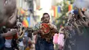 Ekspresi seorang peserta saat lomba lari dengan high heels dalam perayaan Gay Pride di Madrid, Spanyol, (3/7/14). (AFP PHOTO/Gerard Julien)