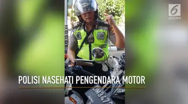 Polisi di Gorontalo ini tertangkap kamera sedang menasehati pengendara motor yang melanggar peraturan. Bukannya ditilang, pengendara hanya dinasehati tentang keselamatan berlalu lintas.