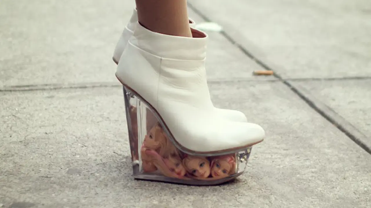 Ingin Coba Sepatu Beralaskan Kepala Barbie?